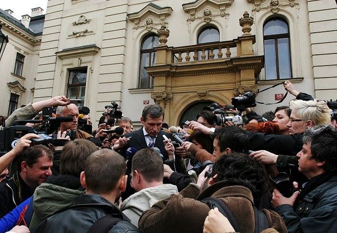 Konečně mezi demonstranty přišel i pan ministr Čunek. Hned za dveřmi vlády ho však obklopili novináři.