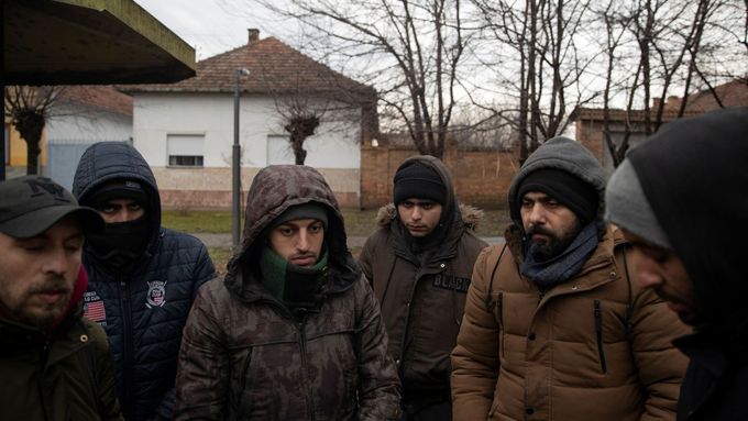 Migranti na autobusové zastávce na hranicích mezi Maďarskem a Srbskem.