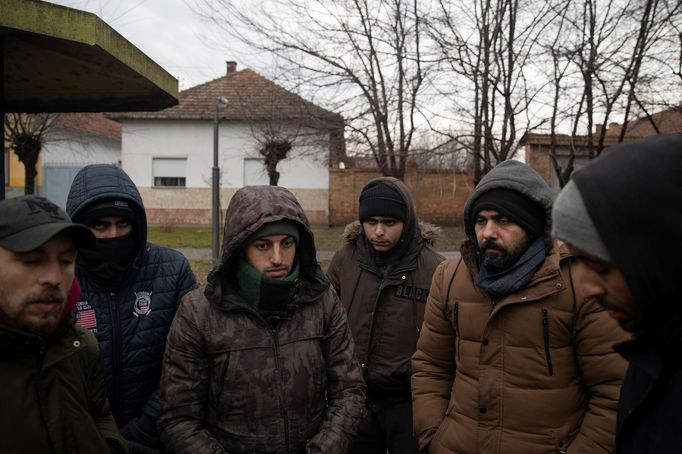 Migranti na autobusové zastávce na hranicích mezi Maďarskem a Srbskem.