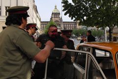 VIDEO "Esenbáci" zasahovali na Václaváku, zatkli i Dejdara