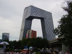 Peking 21. století. Budova čínské televize je rozhodně netradiční. Dokončena bude až v příštím roce.