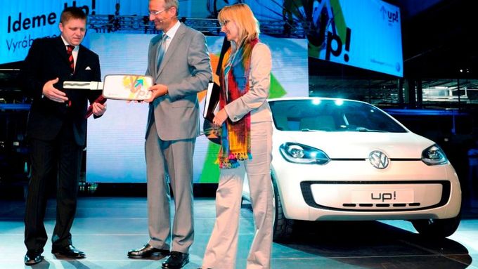 Šéf slovenského Volkswagenu předává symbolicky klíč od nového modelu Volkswagen Space Up premiérovi Robertu Ficovi