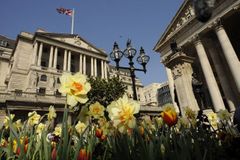 Ochrana před Brexitem: Britská centrální banka snížila úroky a začne do ekonomiky pumpovat peníze