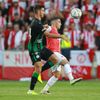 Ihor Charatin a Nicolae Stanciu v odvetě 3. předkola LM Slavia - Ferencváros