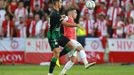 Ihor Charatin a Nicolae Stanciu v odvetě 3. předkola LM Slavia - Ferencváros