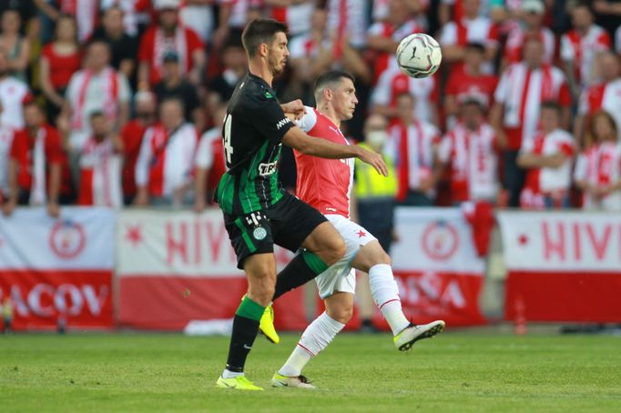 Ihor Charatin a Nicolae Stanciu v odvetě 3. předkola LM Slavia - Ferencváros