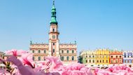 "Radnice tu není ve středu jako jinde. Hlavní tady byl palác Zamojského, na nějž muselo být vidět. Budova radnice ho nesměla zastínit," říká průvodce a zdejší rodák.