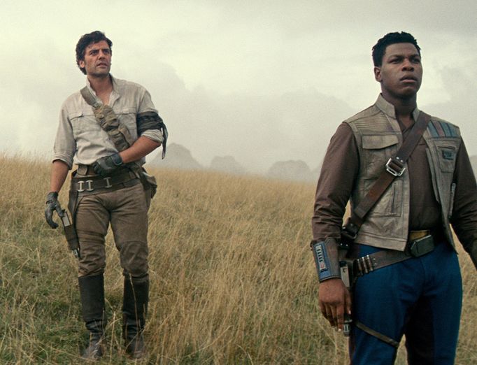 Osud ságy Star Wars dostala do potíží devátá epizoda Vzestup Skywalkera (2019). Na snímku jsou Oscar Isaac jako Poe Dameron a John Boyega v roli Finna.