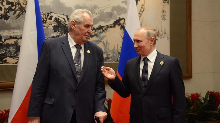 Prezident Zeman se na konferenci v Pekingu krátce sešel s Vladimirem Putinem