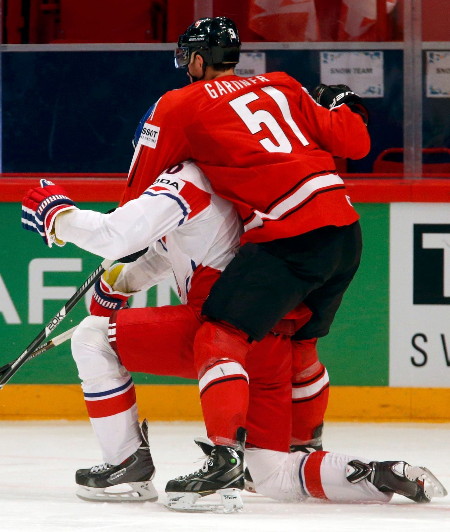 Hokej, MS 2013, Česko - Švýcarsko: Martin Hanzal - Ryan Gardner