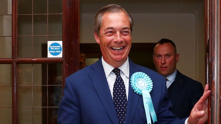 Vytratil se a pak suverénně vyhrál. Farage "nakopl" brexitový chaos, míří do Bruselu