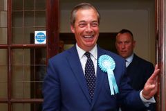 Vzpruha pro Johnsona. Farageova strana nepostaví kandidáty proti konzervativcům