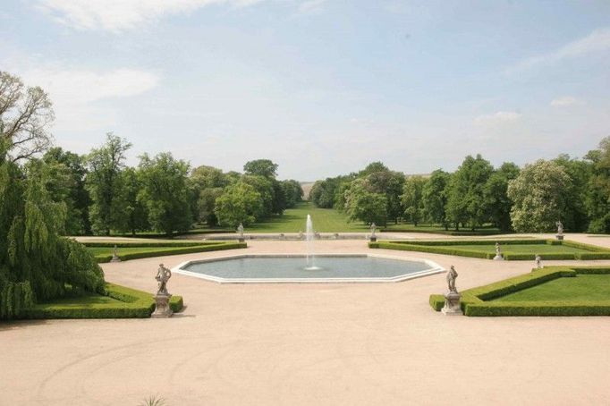 Zámecký park s bohatou sochařskou výzdobou a několika bazény byl navržen ve stylu francouzských barokních zahrad a patří k nejvýznamnějším ukázkám historické zeleně na Moravě. Ve spodní části zahrady se nachází veřejné šestijamkové golfové hřiště. Doprovodné akce komentované prohlídky zámeckého parku Text byl převzat ze stránek www.vikendotevrenychzahrad.cz  Více informací o uvedené zahradě můžete naleznout ZDE .