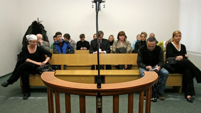 Viktor Kožený a Boris Vostrý jsou stíháni jako uprchlí, soud tedy probíhá bez jejich přítomnosti.