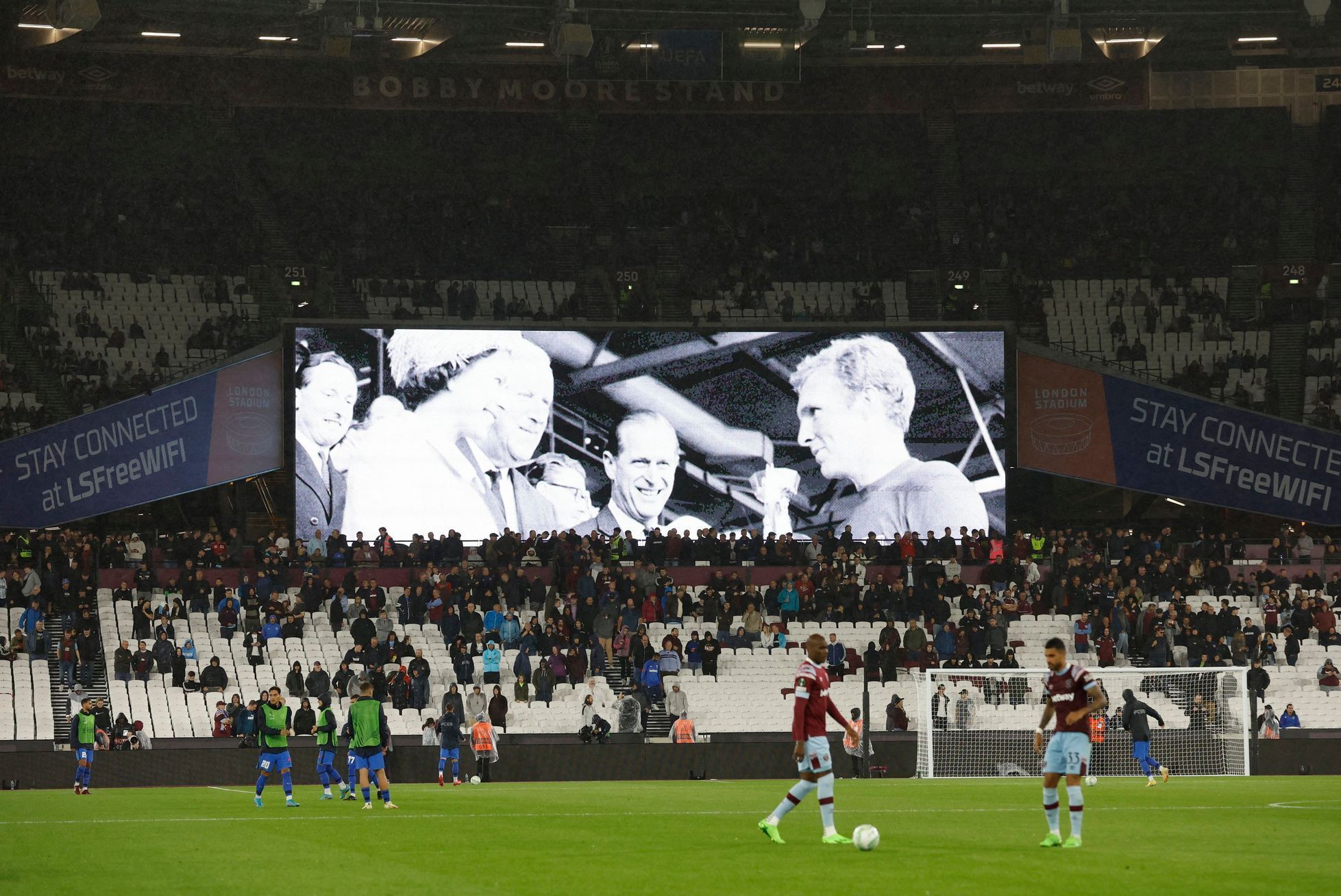 Vzpomínka na britskou královnu Alžbětu II.: zápas EL West Ham - FCSB