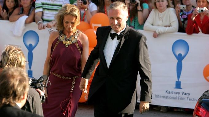 Premiér Mirek Topolánek přijel na zahájení s partnerkou Lucií Talmanovou.