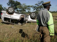 Tsvangiraiův na střechu převrácený vůz na místě nehody