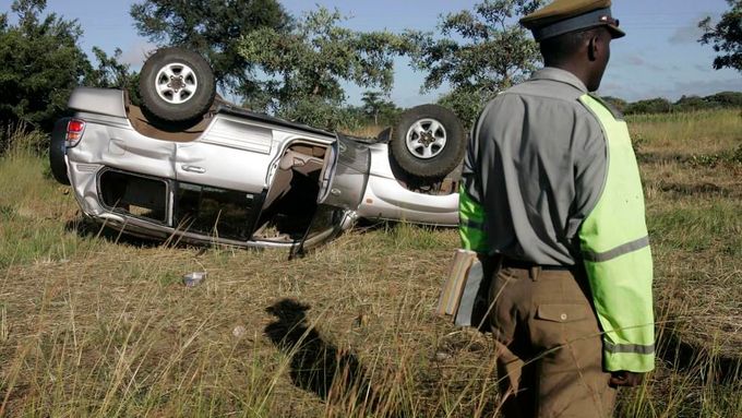 Dopravní policista u převráceného vozidla, v němž Morgan Tsvangirai s manželkou cestovali z Harare na jih