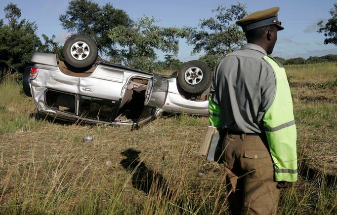 Dopravní policista u převráceného vozidla, v němž Morgan Tsvangirai s manželkou cestovali z Harare na jih