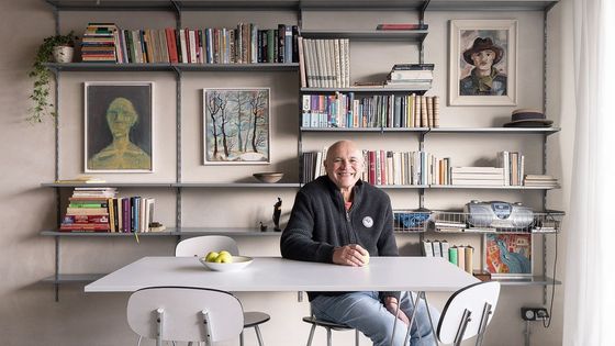 Proměna pro tatínka. Moderní byt vykouzlil z recyklovatelného materiálu