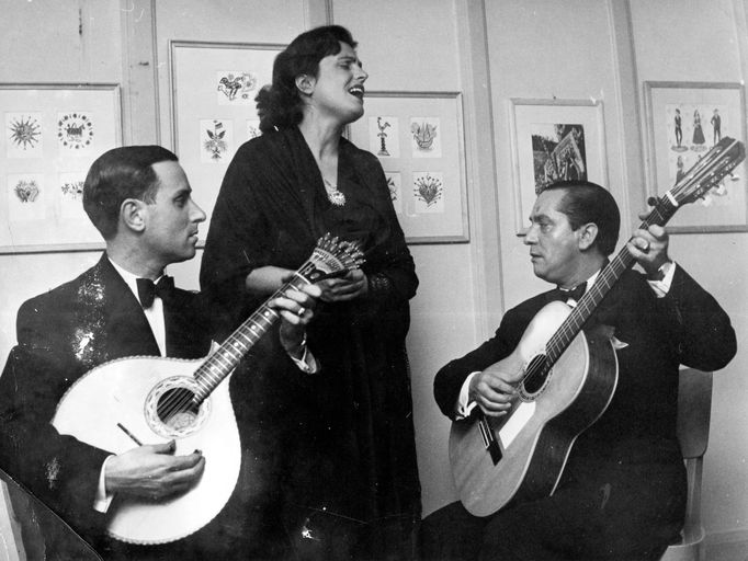 Amália Rodriguesová v portugalské taverně, nedatováno.