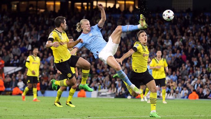 Erling Haaland střílí parádní gól, kterým rozhodl v Lize mistrů o vítězství Manchesteru City nad Dortmundem