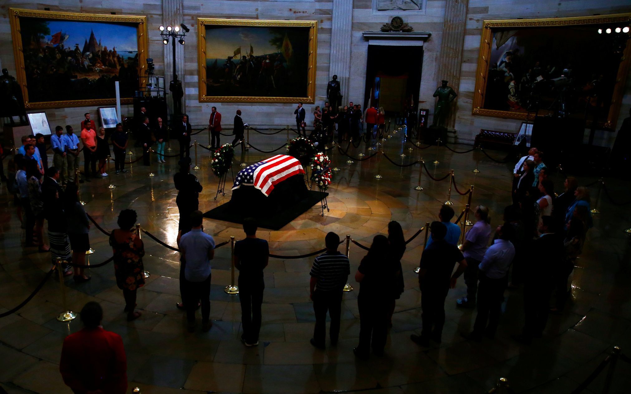 John McCain - pietní akt v rotundě Kapitolu ve Washingtonu
