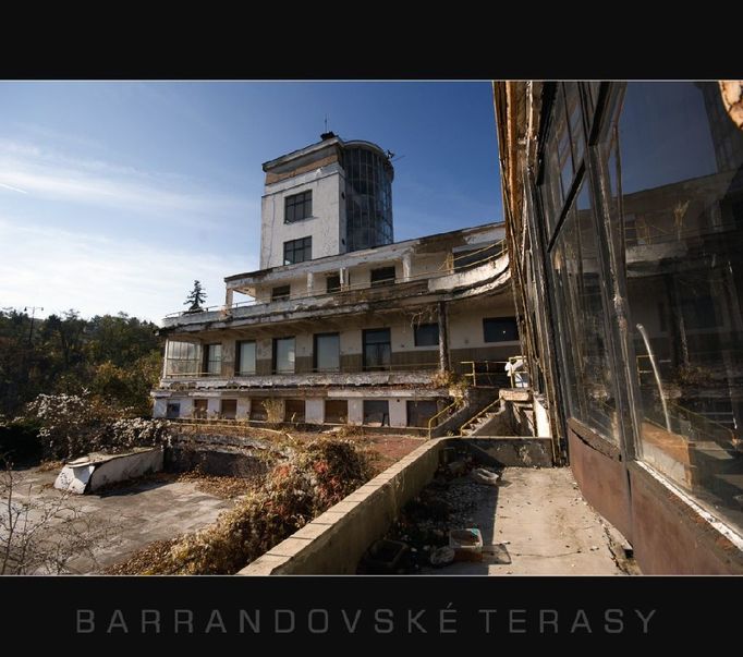 Barrandovské terasy na Praze 5. Jedná se o komplex budov v jižní části Prahy, kterému dominuje funkcionalistická vyhlídková restaurace Terasy Barrandov od architekta Maxe Urbana. Jsou součástí urbanistického projektu Václava M. Havla na zahradní čtvrť na svahu kopce Habrová.