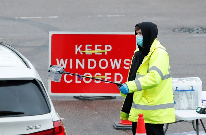 Britské úřady vyzvaly k otestování 80 tisíc obyvatel. Chtějí tím zastavit přenos nakažlivější varianty koronaviru.