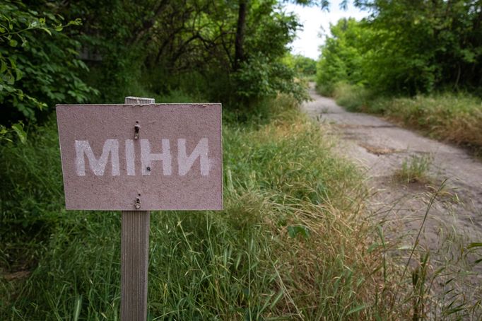 Varování před minami u ukrajinského břehu Dněpru. Na druhé straně stojí Záporožská jaderná elektrárna.