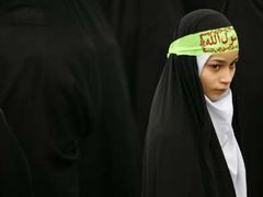 Ženy v Teheránu během oslav výročí islámské revoluce
