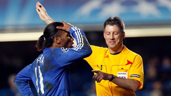 Wolfgang Stark má zkušenosti i z Ligy mistrů. Didier Drogba (na snímku) je ovšem asi moc neocenil.
