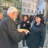 V Olomouci přivítala Petra Pavla syrečky herečka místního divadla Petra Plíhalová, která v roce 1990 vítala v Olomouci prezidenta Václava Havla.