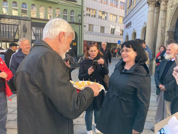 V Olomouci přivítala Petra Pavla syrečky herečka místního divadla Petra Plíhalová, která v roce 1990 vítala v Olomouci prezidenta Václava Havla.