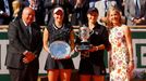 Markéta Vondroušová a Ashleigh Bartyová po finále French Open 2019