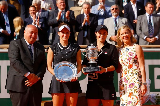 Markéta Vondroušová a Ashleigh Bartyová po finále French Open 2019