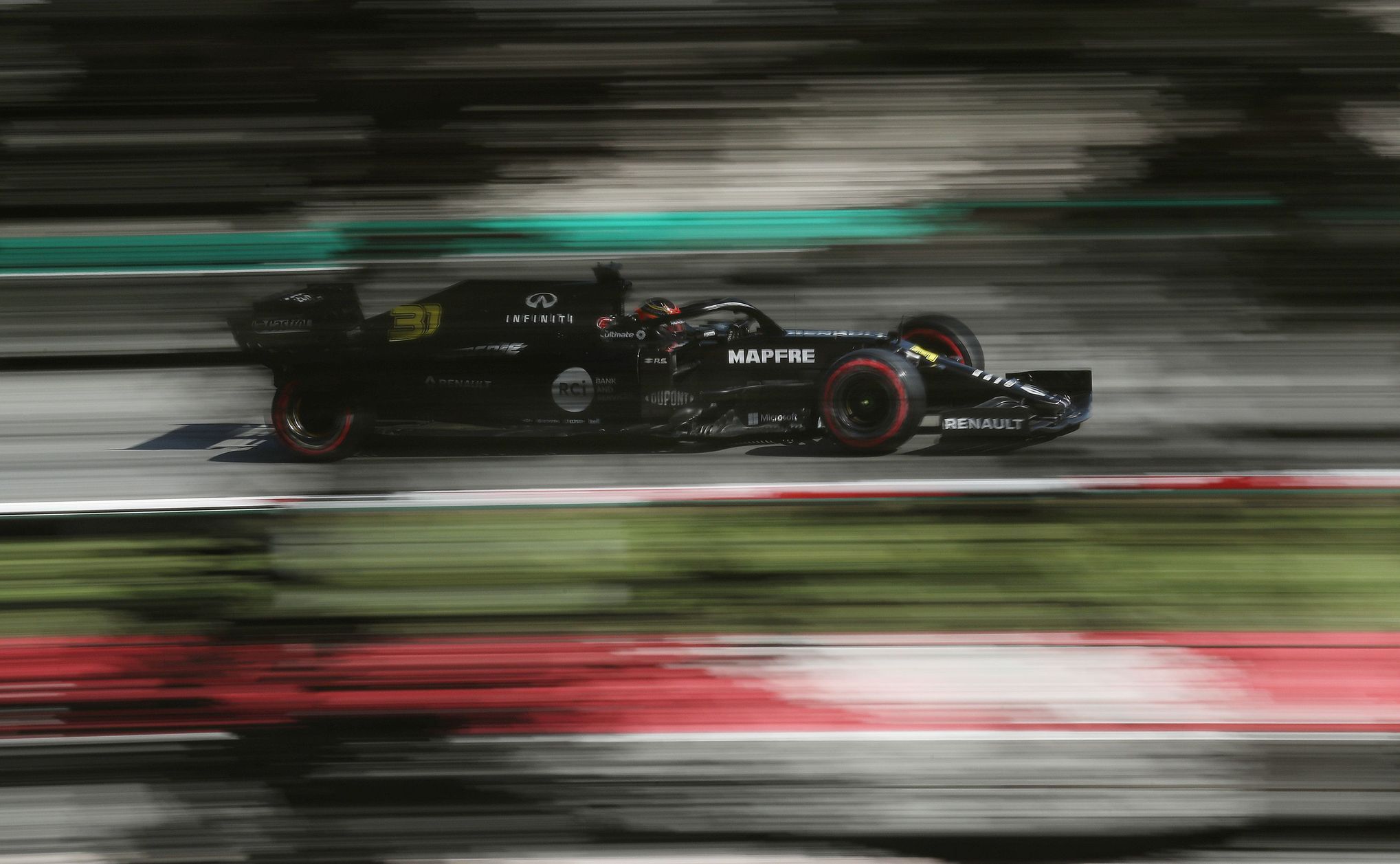 Esteban Ocon v Renaultu při druhých testech F1 v Barceloně 2020