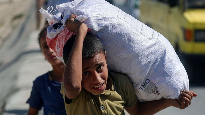 Vysídlení Palestinci prchají ze severní Gazy na jih poté, co izraelské síly nařídily obyvatelům Gazy evakuovat se směrem na jih. Centrální pásmo Gazy, 13. září 2025.
