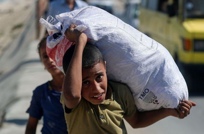Vysídlení Palestinci prchají ze severní Gazy na jih poté, co izraelské síly nařídily obyvatelům Gazy evakuovat se směrem na jih. Centrální pásmo Gazy, 13. září 2025.