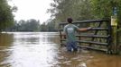 Nick George stands in the Tangipahoa River after Hurricane Isaac passed through Kentwood, Louisiana, August 30, 2012. Louisiana officials on Thursday ordered a widespread evacuation along the Tangipahoa River between the towns of Kentwood and Robert due to the imminent failure of a dam in Mississippi caused by rising water from the hurricane. REUTERS/Jonathan Bachman (UNITED STATES - Tags: ENVIRONMENT DISASTER) Published: Srp. 31, 2012, 12:09 dop.