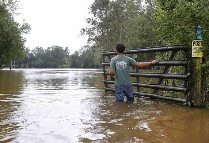 Nick George stands in the Tangipahoa River after Hurricane Isaac passed through Kentwood, Louisiana, August 30, 2012. Louisiana officials on Thursday ordered a widespread evacuation along the Tangipahoa River between the towns of Kentwood and Robert due to the imminent failure of a dam in Mississippi caused by rising water from the hurricane. REUTERS/Jonathan Bachman (UNITED STATES - Tags: ENVIRONMENT DISASTER) Published: Srp. 31, 2012, 12:09 dop.