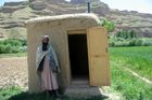 Majitel záchodu v Afghánistánu.