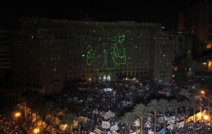 Protesters opposing Egyptian President Mohamed Murs use lasers to write the word "Revolution" on the Mogamma building, Egypt's biggest administrative building at Tahrir Square in Cairo July 2, 2013. Egypt's army reprised its role as hero in a new act of the country's political drama on Monday with a move celebrated by protesters as a decisive blow against an unpopular president just two and half years after the military unseated his predecessor. REUTERS/Mohamed Abd El Ghany (EGYPT - Tags: POLITICS CIVIL UNREST) Published: Čec. 2, 2013, 9:28 odp.