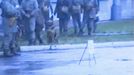 Fotoreprodukce z dobového VHS videozáznamu policejních složek ČSSR, který zachytil potlačení vzpoury vězňů ve věznici Leopoldov v březnu roku 1990.