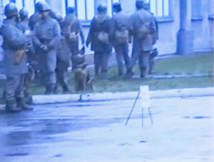 Fotoreprodukce z dobového VHS videozáznamu policejních složek ČSSR, který zachytil potlačení vzpoury vězňů ve věznici Leopoldov v březnu roku 1990.