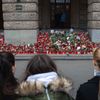 Střelba na Filozofické fakultě UK - pieta - obejmutí školy, zpěv, zármutek, studenti