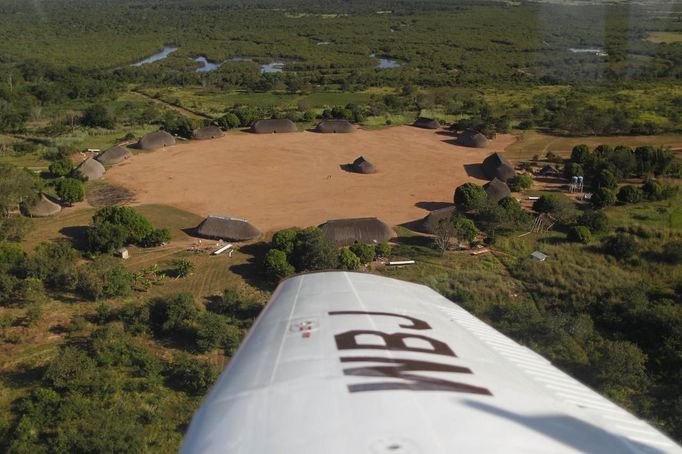 An aerial view of the Yawalapiti village is seen in the Xingu National Park, Mato Grosso State, May 9, 2012. In August the Yawalapiti tribe will hold the Quarup, which is a ritual held over several days to honour in death a person of great importance to them. This year the Quarup will be honouring two people - a Yawalapiti Indian who they consider a great leader, and Darcy Ribeiro, a well-known author, anthropologist and politician known for focusing on the relationship between native peoples and education in Brazil. Picture taken May 9, 2012. REUTERS/Ueslei Marcelino (BRAZIL - Tags: SOCIETY ENVIRONMENT) ATTENTION EDITORS - PICTURE 03 OF 28 FOR PACKAGE 'LIFE WITH THE YAWALAPITI TRIBE' Published: Kvě. 15, 2012, 5:08 odp.