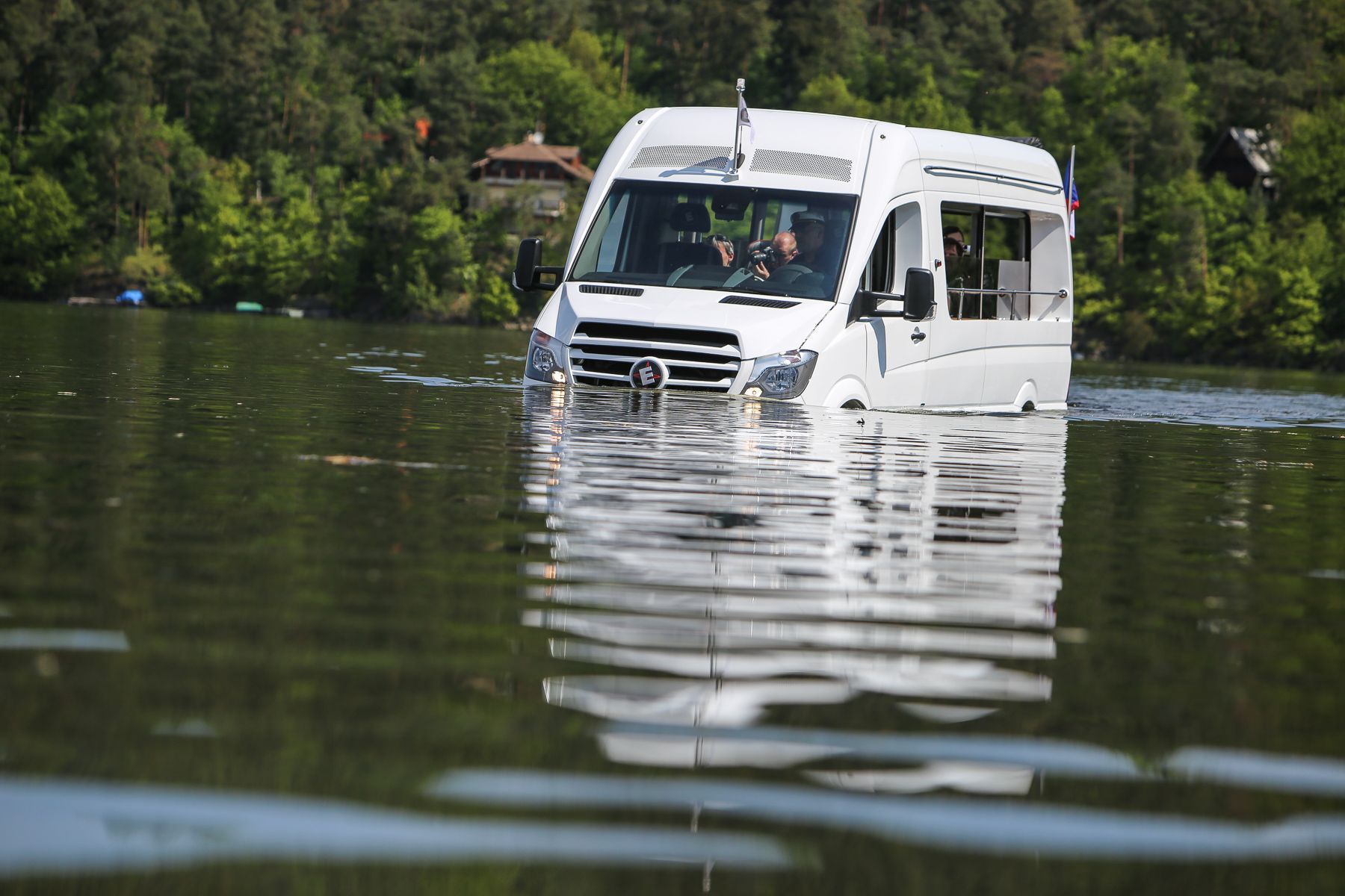 Obojživelný minibus Enjoy Sprinter, prototyp, základem je Mercedes Sprinter