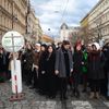 Střelba na Filozofické fakultě UK - pieta - obejmutí školy, zpěv, zármutek, studenti
