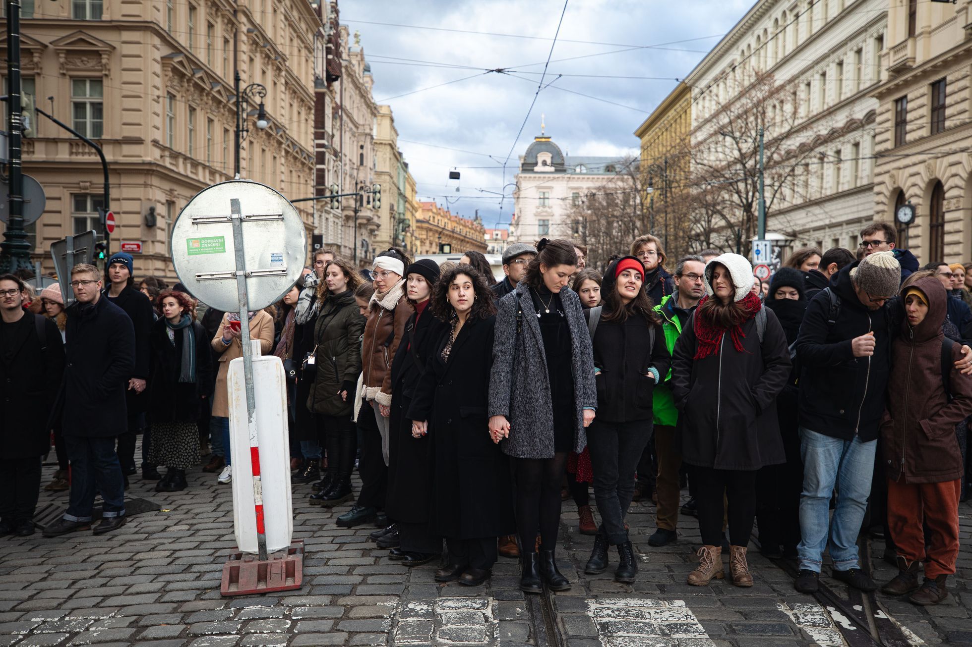 Střelba na Filozofické fakultě UK - pieta - obejmutí školy, zpěv, zármutek, studenti